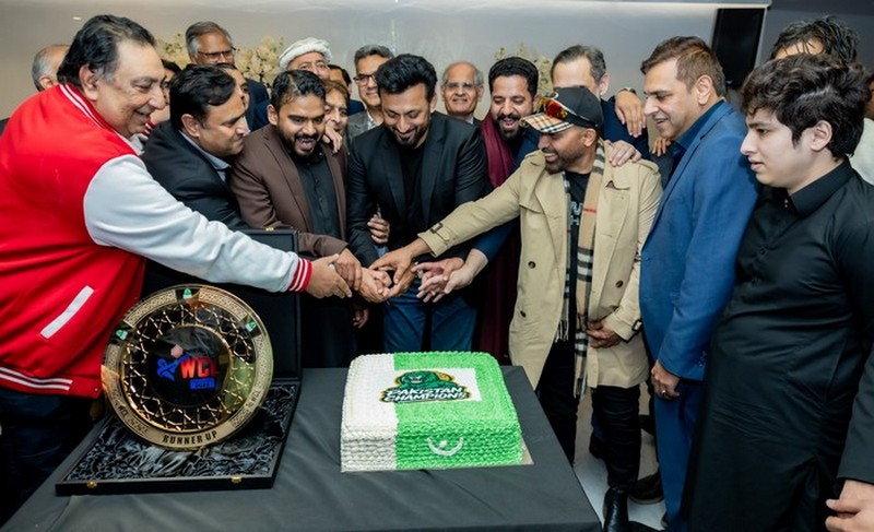 A group of people around a cake

AI-generated content may be incorrect.