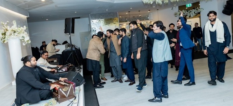 A group of people standing in a room

AI-generated content may be incorrect.