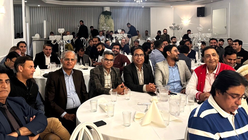 A group of people sitting at a table

AI-generated content may be incorrect.