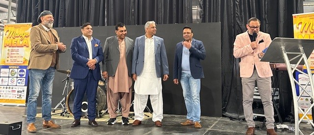 A group of men standing on a stage

AI-generated content may be incorrect.