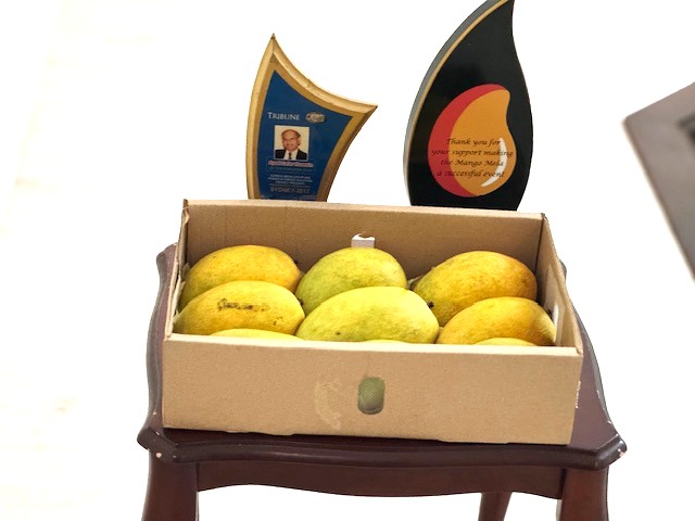 A box of mangoes on a table

AI-generated content may be incorrect.