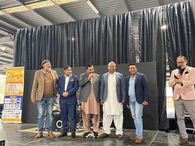 A group of men standing on a stage

AI-generated content may be incorrect.