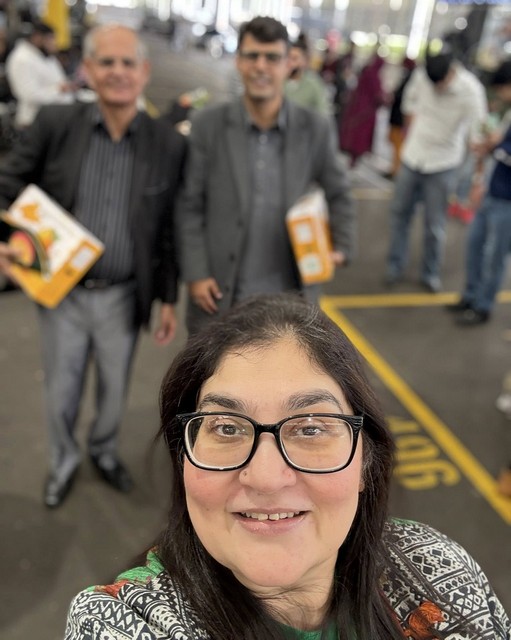 A person taking a selfie with a group of people

AI-generated content may be incorrect.