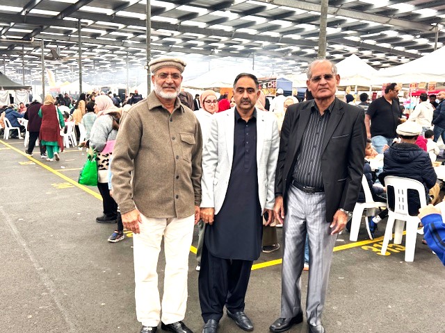 A group of men standing in a tent

AI-generated content may be incorrect.