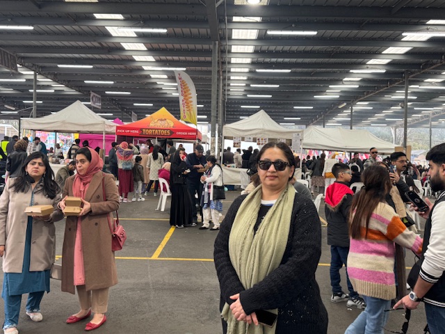 A group of people at a market

AI-generated content may be incorrect.