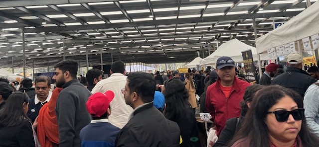 A group of people in a tent

AI-generated content may be incorrect.