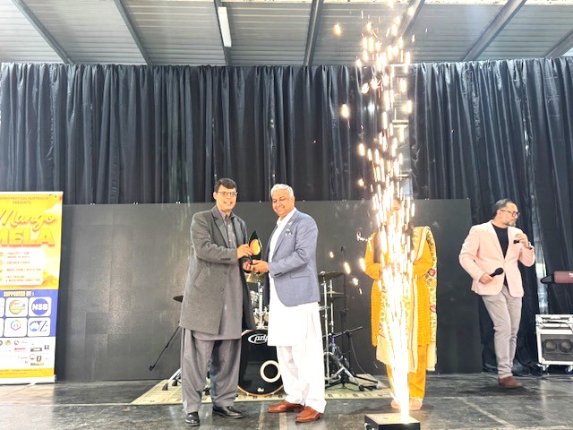 A group of men standing on a stage

AI-generated content may be incorrect.