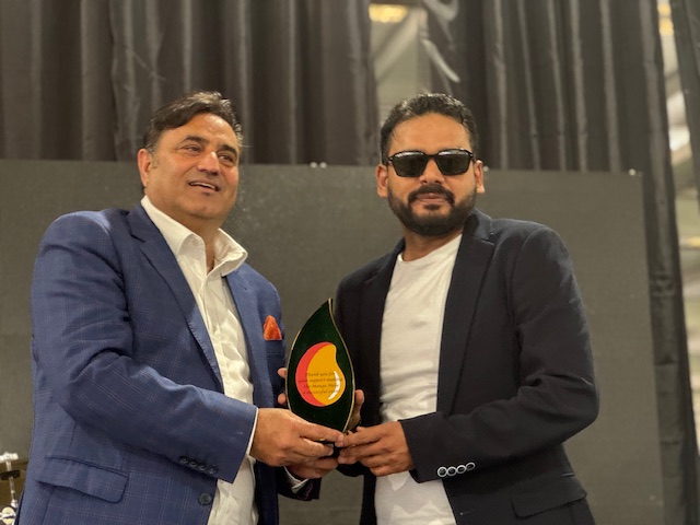 Two men holding a trophy

AI-generated content may be incorrect.