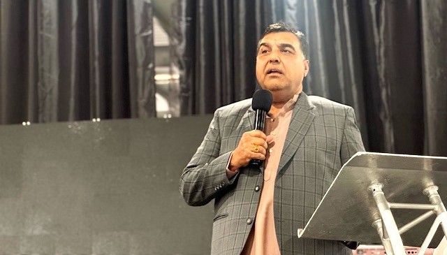 A person holding a microphone

AI-generated content may be incorrect.