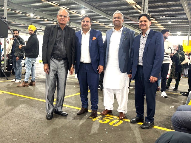 A group of men standing in a parking lot

AI-generated content may be incorrect.