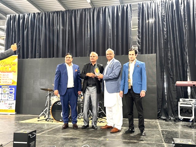 A group of men standing on a stage

AI-generated content may be incorrect.