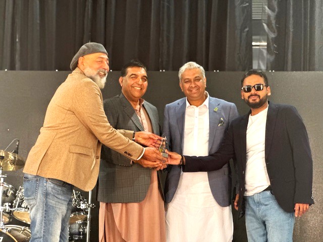 A group of men holding a trophy

AI-generated content may be incorrect.