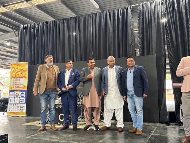 A group of men standing on a stage

AI-generated content may be incorrect.