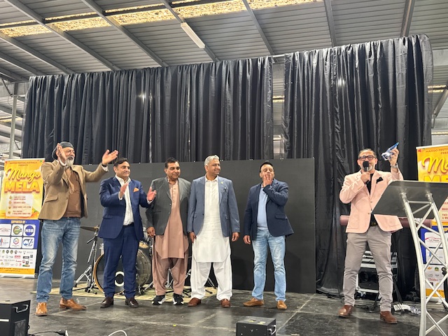 A group of men standing on a stage

AI-generated content may be incorrect.