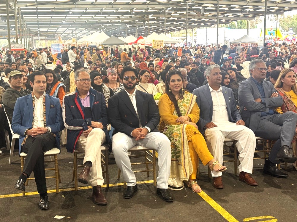 A group of people sitting in chairs

AI-generated content may be incorrect.