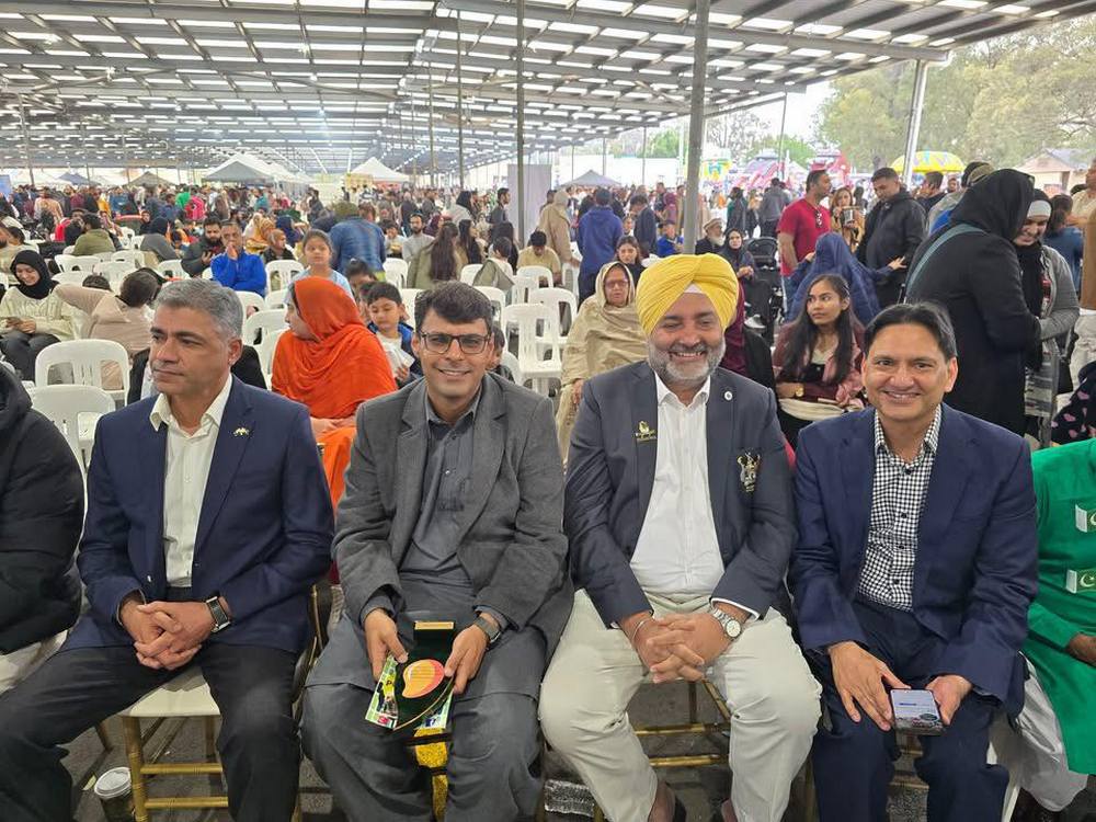 A group of people sitting in chairs

AI-generated content may be incorrect.