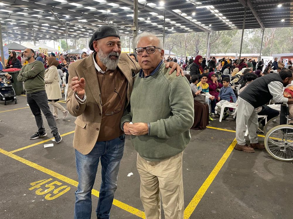 A group of men standing in a parking lot

AI-generated content may be incorrect.