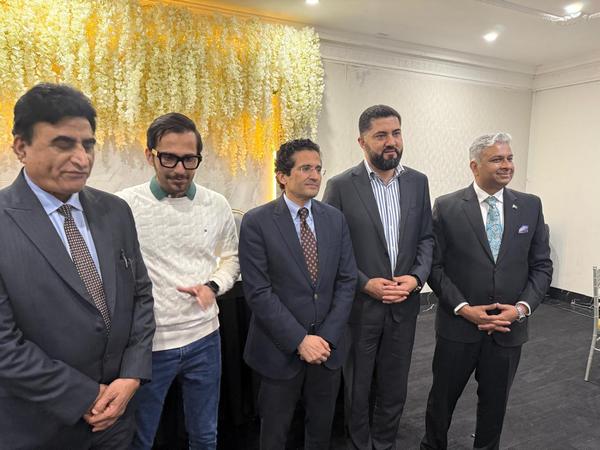 A group of men standing in a row

AI-generated content may be incorrect.