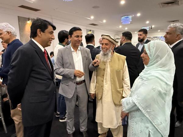 A group of people in a room

AI-generated content may be incorrect.