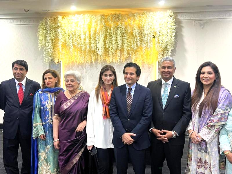 A group of people standing together

AI-generated content may be incorrect.