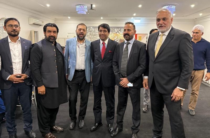 A group of men in suits

AI-generated content may be incorrect.