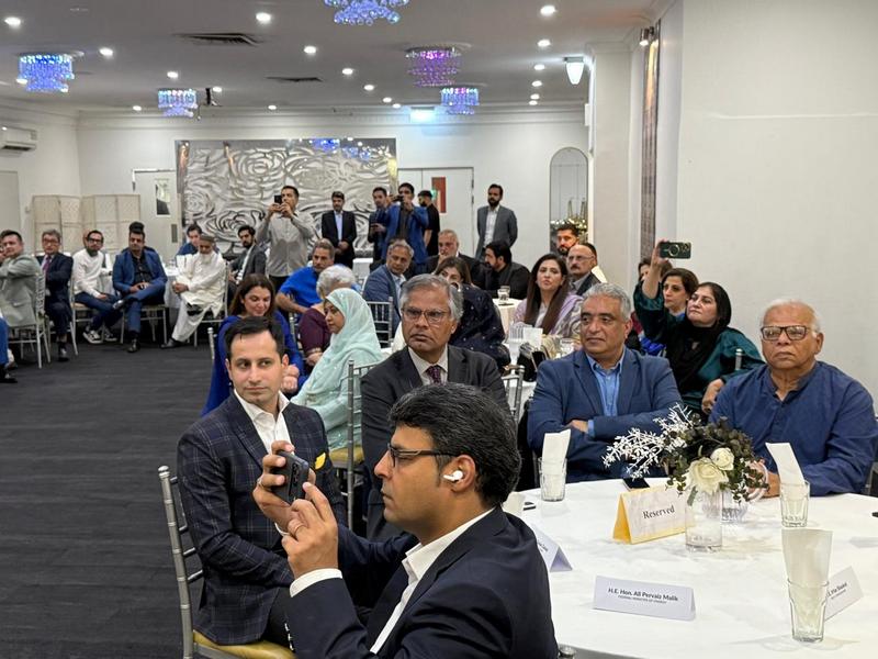 A group of people sitting at tables

AI-generated content may be incorrect.