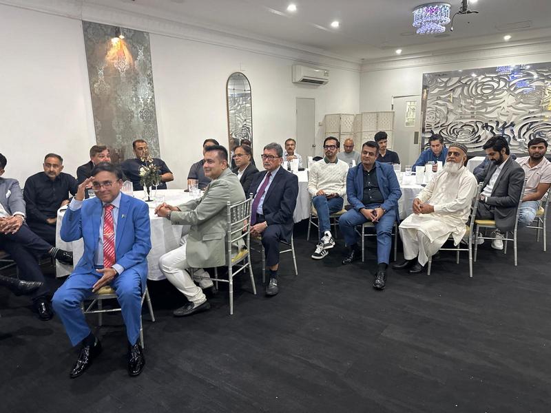 A group of people sitting in chairs

AI-generated content may be incorrect.