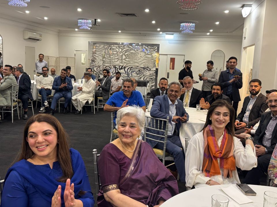 A group of people sitting at tables

AI-generated content may be incorrect.