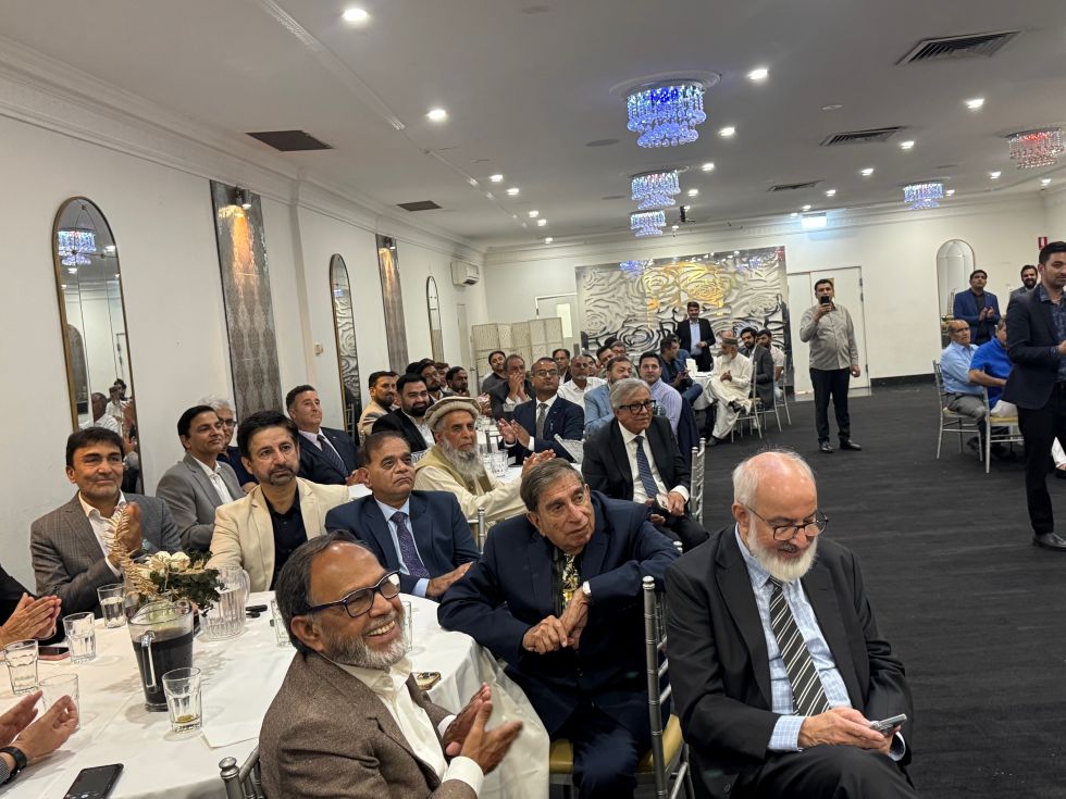 A group of people sitting in a room

AI-generated content may be incorrect.