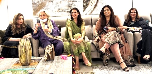 A group of women sitting on a couch

AI-generated content may be incorrect.
