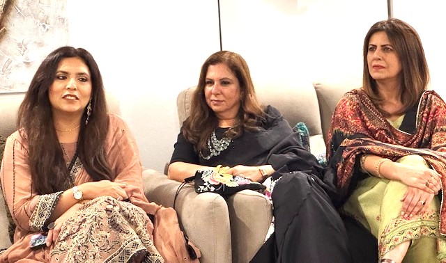 A group of women sitting on a couch

AI-generated content may be incorrect.