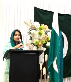 A person speaking into a microphone

AI-generated content may be incorrect.