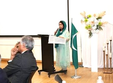 A person giving a speech

AI-generated content may be incorrect.