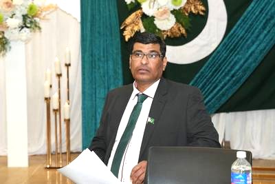 A person in a suit and tie

AI-generated content may be incorrect.