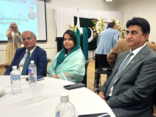 A group of people sitting at a table

AI-generated content may be incorrect.