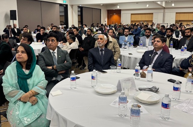 A group of people sitting at tables

AI-generated content may be incorrect.