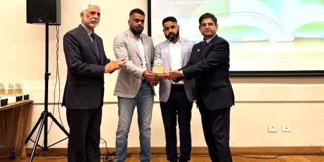 A group of men holding a trophy

AI-generated content may be incorrect.