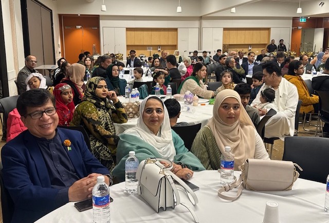 A group of people sitting at tables

AI-generated content may be incorrect.