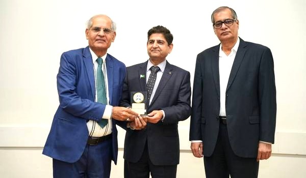 A group of men in suits holding a trophy

AI-generated content may be incorrect.