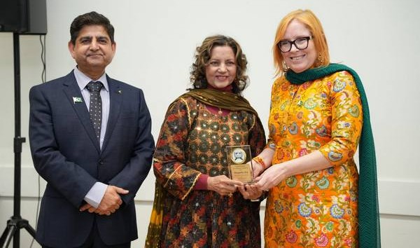 A group of people posing for a photo

AI-generated content may be incorrect.