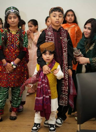 A group of children in traditional clothing

AI-generated content may be incorrect.