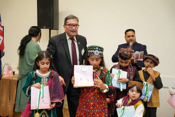 A group of people holding paper bags

AI-generated content may be incorrect.