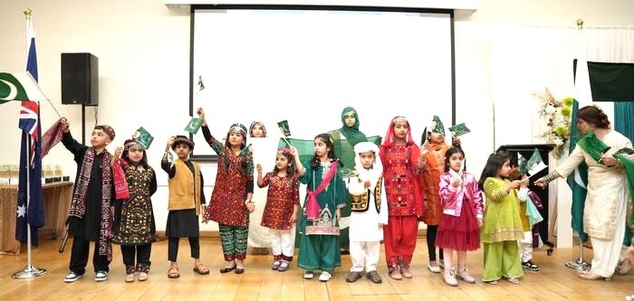 A group of children in traditional clothing

AI-generated content may be incorrect.