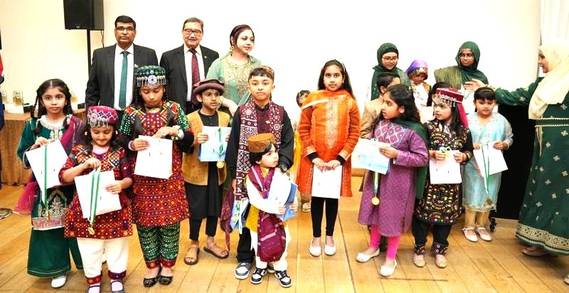 A group of people standing together

AI-generated content may be incorrect.