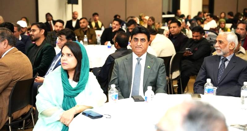 A group of people sitting at a table

AI-generated content may be incorrect.