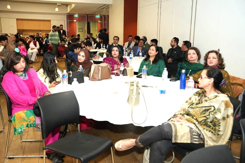 A group of people sitting around a round table

AI-generated content may be incorrect.