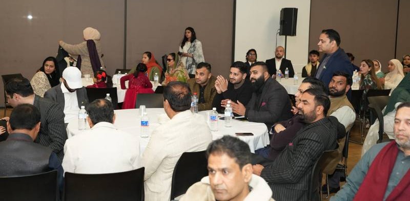 A group of people sitting at tables

AI-generated content may be incorrect.