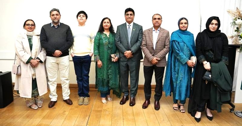 A group of people standing together

AI-generated content may be incorrect.