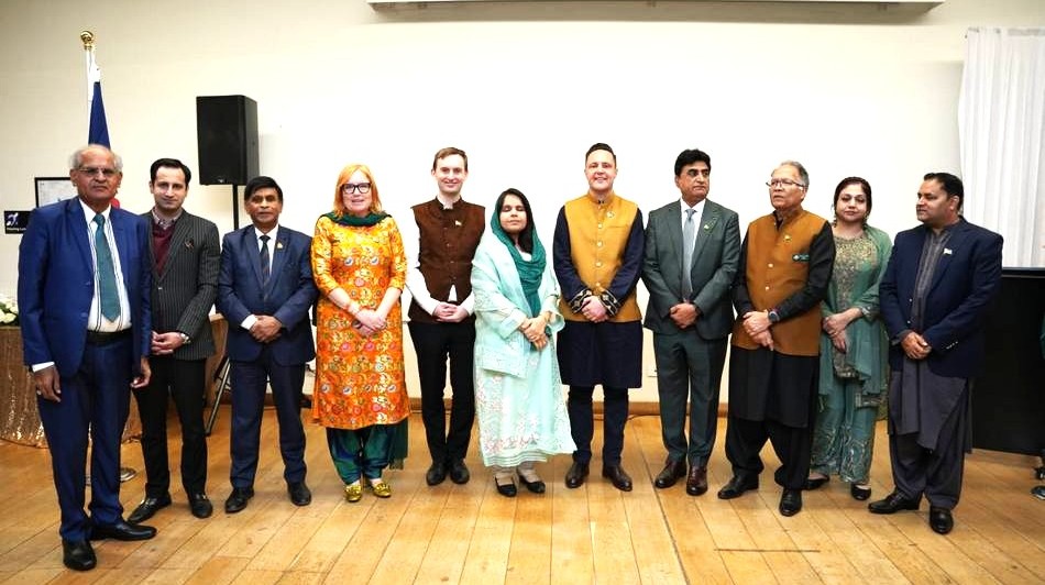 A group of people standing together

AI-generated content may be incorrect.