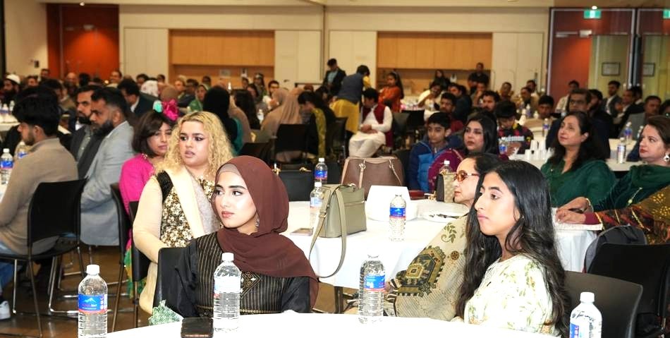 A group of people sitting at tables

AI-generated content may be incorrect.